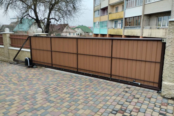 Откатные ворота с зашивкой металлосайдингом