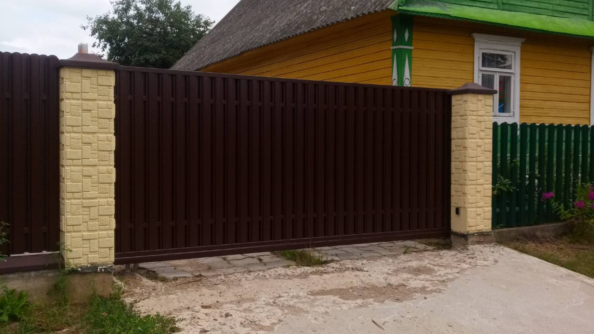 Откатные ворота с зашивкой штакетником