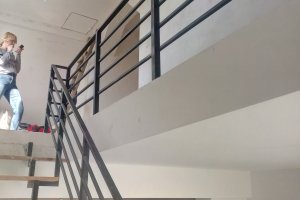 Каркас на ломанном косоуре с площадкой и ограждения лофт — фото 1