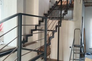 Каркас лестницы на ломанном косоуре с промежуточной площадкой — фото 2