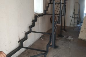 Каркас лестницы на ломанном косоуре с промежуточной площадкой — фото 3