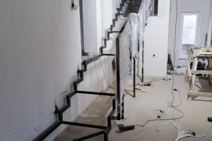 Каркас лестницы на ломанном косоуре с промежуточной площадкой — фото 4
