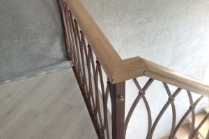 Каркас лестницы на ломанном косоуре с площадкой — фото 1