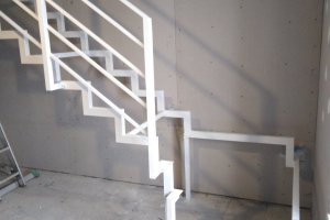 Каркас лестницы ломанном косоуре в белом цвете — фото 1