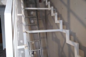 Каркас лестницы ломанном косоуре в белом цвете — фото 3