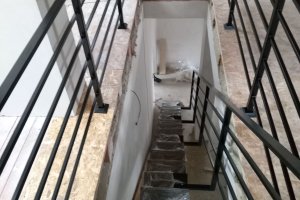 Лестница на монокосоуре с ограждением лестницы и площадки — фото 1