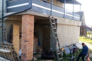 Односкатный навес из металлочерепицы со сварными ограждениями лофт — фото 4