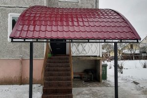 Односкатный навес из металлочерепицы над крыльцом — фото 1