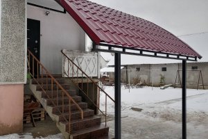 Односкатный навес из металлочерепицы над крыльцом — фото 3